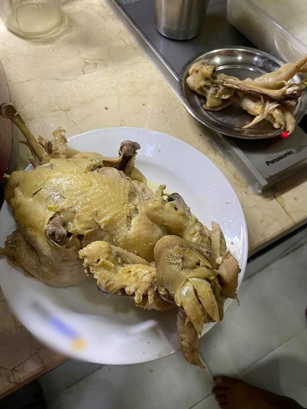 Dù chưa động dao thớt nhưng chú gà cúng này lại mang đầy thương tích trên người.