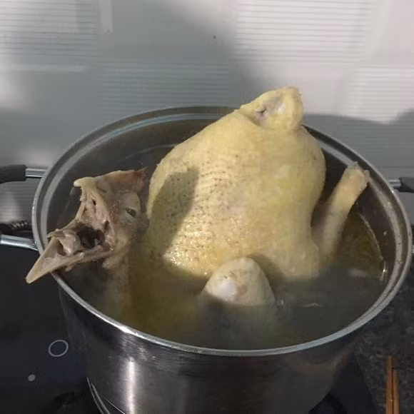 Ấy thế nhưng, ngoài những người cực khéo tay ra thì còn lại cũng có vô số bàn tay hơi bị dở việc nhà khiến cho chú gà luộc trở nên "tan tành xác pháo".