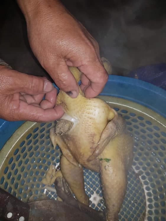 Thế nào mà cổ một nơi đầu một nẻo rồi, phục chị đầu bếp hết mức.