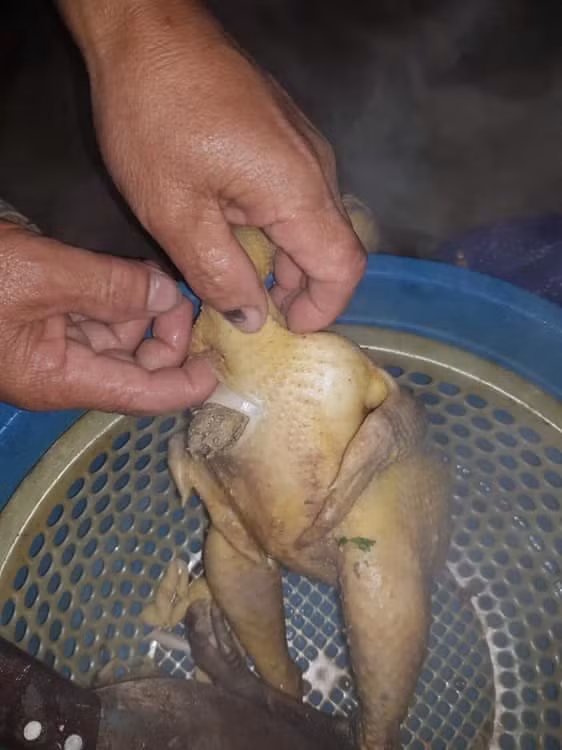 Thế nào mà cổ một nơi đầu một nẻo rồi, phục chị đầu bếp hết mức.