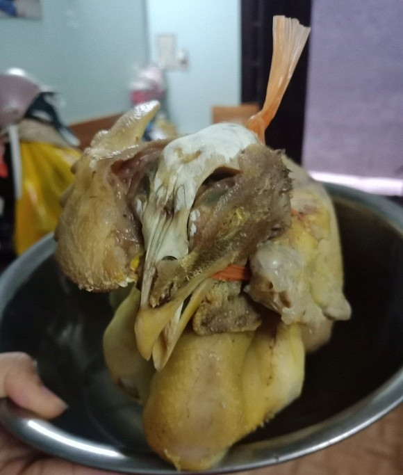 Tưởng chừng như việc luộc thịt gà khá đơn giản nhưng nhìn vào thực tế không hẳn vậy. Nhiều người vẫn mắc những lỗi cơ bản cho món gà luộc trên mâm cỗ cúng.