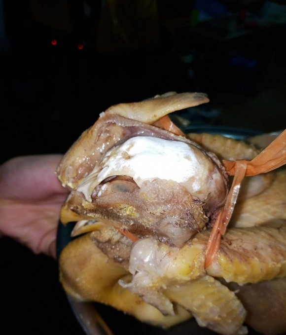 Mới đây, loạt gà luộc "tan tành xác pháo" trên mâm cỗ cúng rằm tháng 7 được dân mạng chia sẻ và ngay lập tức thu hút sự chú ý của nhiều người.