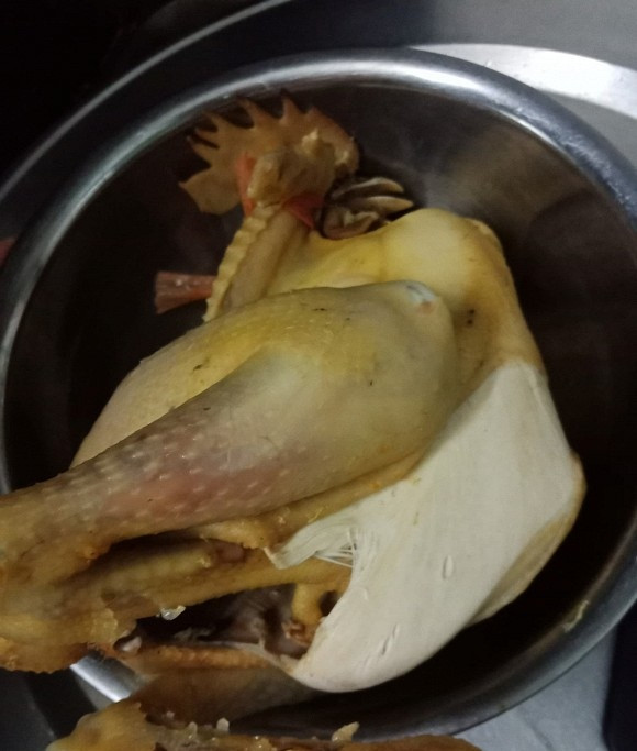 "Cỗ nào chẳng có thịt gà..." chính bởi vậy món ăn này không thể thiếu trên mâm cỗ, đặc biệt là mâm cỗ cúng dịp rằm tháng 7.