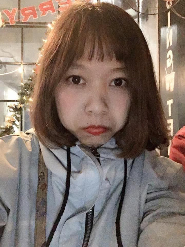 Biết rằng cắt tóc tại nhà nguy hiểm nhưng biết làm sao được, phải ở nhà dài ngày, các hàng quán cũng đóng cửa hết, không tự cắt thì tóc tai lộn xộn nên chị em bắt buộc phải "xử" những sợi tóc lưa thưa.