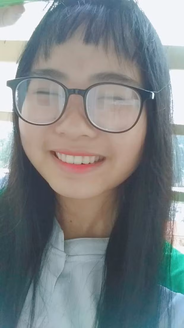 Mới đây, những hình ảnh hội chị em tự cắt tóc tại nhà được dân tình đăng tải thu hút sự chú ý của nhiều người. Điểm chung của mái tóc tự cắt đó là nhìn trông rất "toang".