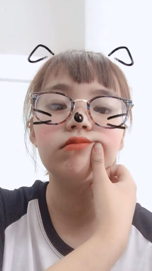 "Hãy cho tôi một cái kéo, tôi sẽ chứng minh cho bạn thấy mình có thể sáng tạo ra kiểu đầu độc đáo như thế nào. Nhưng đều có chung một mẫu số đó là rất "toang"".