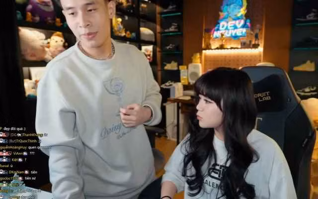 Tại đây, khi phần "thủ tục" xong xuôi, nàng hot girl khẳng định bản thân là chủ kênh, lên live giao lưu với người xem một cách vui vẻ, tự nhiên.