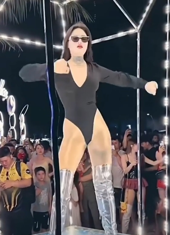 Mới đây, Ngân Baby lại một lần nữa khiến mọi người phải ngán ngẩm khi ăn mặc gợi cảm nhảy nhót ở bãi biển TP Hạ Long, Quảng Ninh.