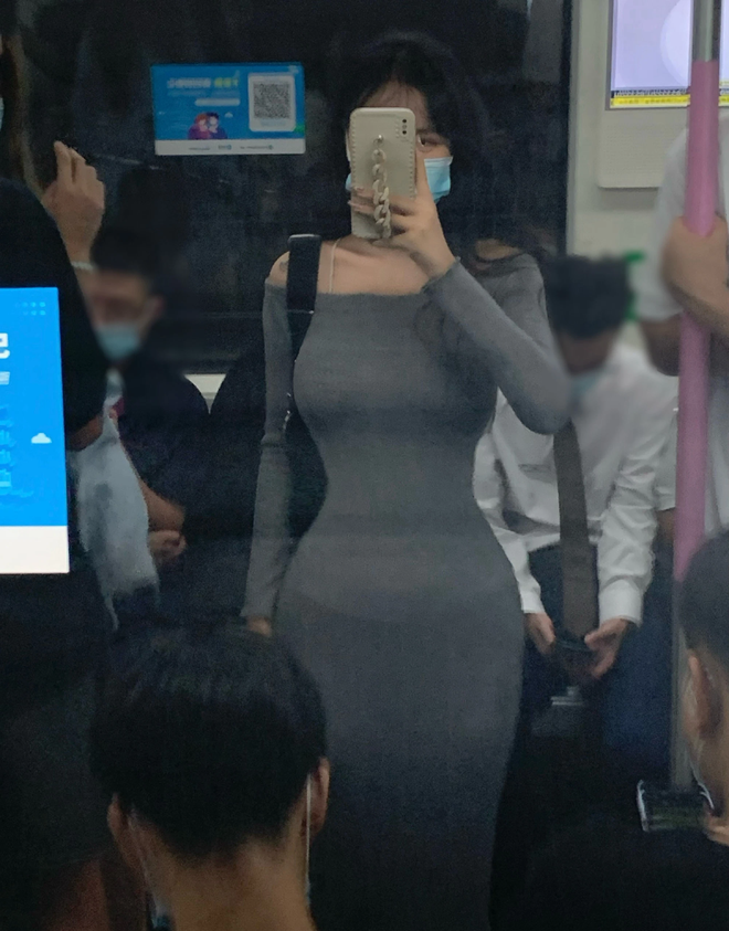 Theo trang ET đưa tin, không ít người cho rằng, hình ảnh trên của Tiểu Nhã đã được chỉnh sửa kỹ càng vì vòng eo con kiến bé xíu, trông có phần "phản khoa học".