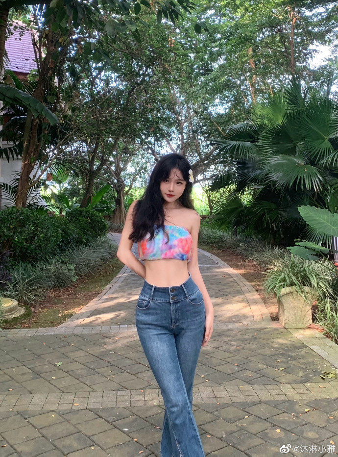 Ở ngoài đời, gái xinh có gu thời trang tôn dáng. Cô chuộng các thiết kế dáng ôm, kín đáo nhưng vẫn để lộ đường nét cơ thể.