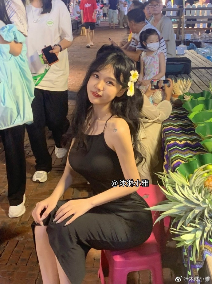 Không chỉ thế, họ cho rằng, ngay cả khi không sở hữu chiều cao xuất sắc thì vóc dáng hoàn mỹ của nàng hot girl xứ Trung cũng chỉ có trong truyện tranh, rất khó có thể tồn tại một phiên bản thật ở ngoài đời.