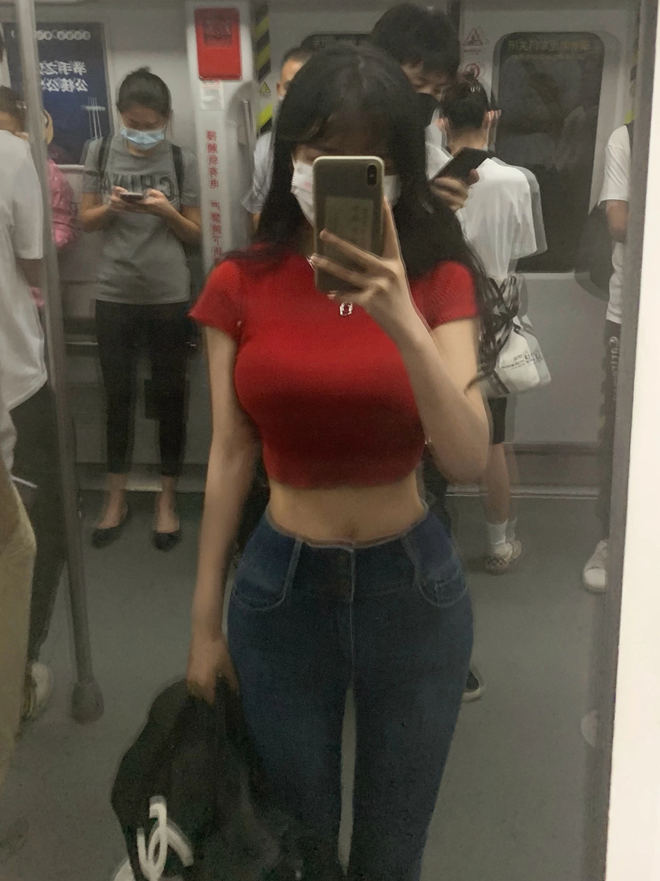 Dưới phần bình luận, nhiều người không ngớt lời khen ngợi dành cho Tiểu Nhã. "Có được vòng eo và thân hình như vậy, dù có quấn giẻ lau lên người cũng vẫn đẹp", một tài khoản mạng bình luận.