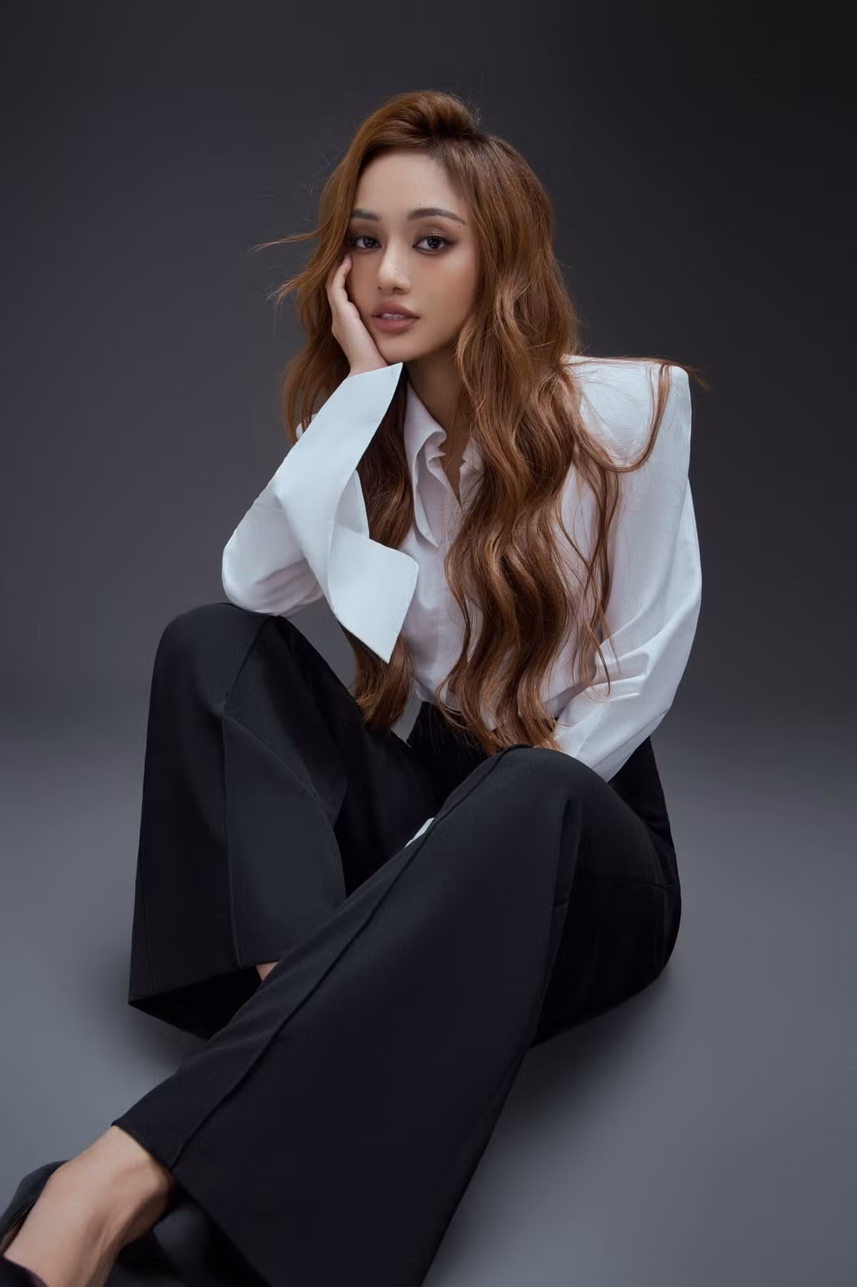 Có lẽ, bản thân là một nhà thiết kế thời trang nên Vân Anh đã sử dụng tư duy sáng tạo, nghệ thuật của mình để áp dụng lên bữa tiệc, khiến nó từ đơn giản trở nên lung linh và bắt mắt hơn rất nhiều.