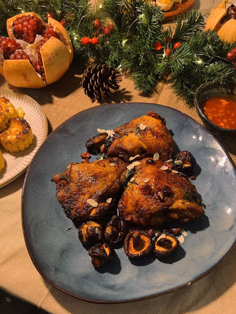 Vân Anh tâm sự, để chuẩn bị một bữa tiệc Giáng sinh thế này cô mất khoảng hơn 2 tiếng chế biến và thêm 1 tiếng chuẩn bị đồ trang trí, sơ chế nguyên liệu.