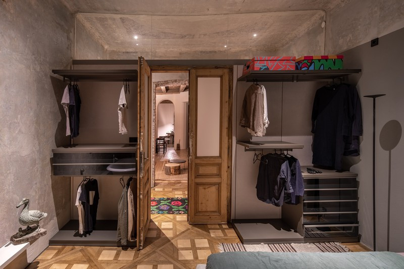 Tủ và kệ treo quần áo.