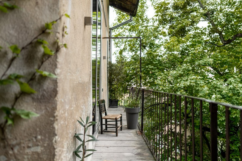 Một chiếc ghế đặt bên ngoài để chủ nhà có thể nghỉ ngơi.