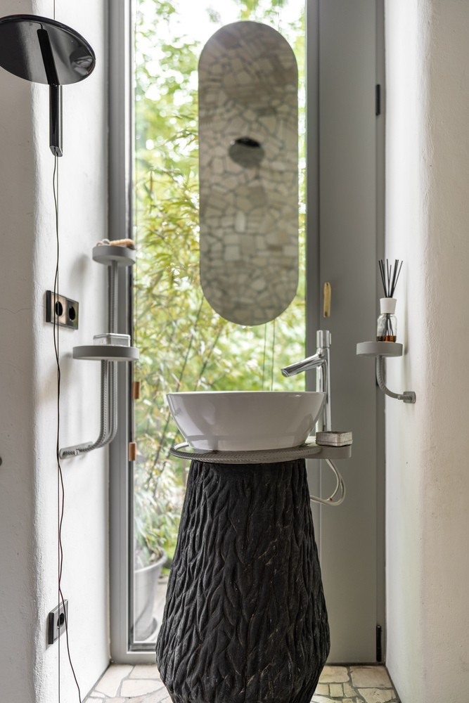 Trổ thêm một cửa phụ trong phòng tắm, để căn phòng không bị cảm giác chật hẹp và tù túng lấn át.