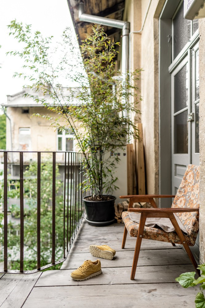 Ban công, nơi mọi người có thể giao tiếp với nhau và những người hàng xóm.