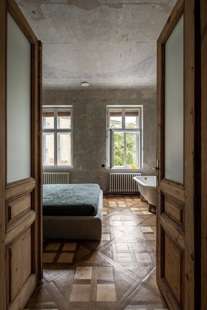 Bồn tắm đặt ngay tại phòng ngủ.