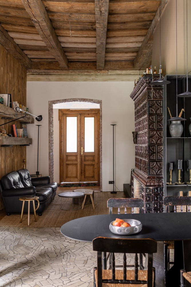 Dù tồn tại đã lâu, nhưng những thanh gỗ trên trần vẫn còn rất tốt và đã được giữ lại.