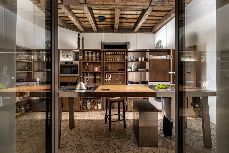 Tường bếp đã bị nứt và rêu mốc bám vào, nên được thay thế bằng đá ốp tường mới.