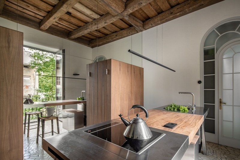 Một chiếc bàn đảo kết hợp với vòi rửa và bếp nấu tiện nghi.