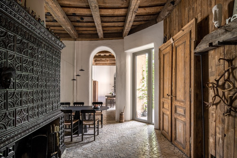 Trong khi sàn được lát lại bằng đá tự nhiên.