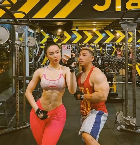 Tuy nhiên, hành trình trưởng thành của Angela Phương Trinh lại gắn liền với không ít thị phi bởi loạt hành động ''nổi loạn'', những phát ngôn gây sốc bị cho là quá đà, lệch chuẩn. Có một thời gian, nữ diễn viên từng gắn liền với danh xưng “Nữ hoàng thị phi” của showbiz.