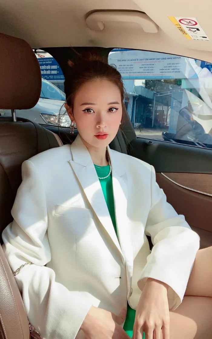  Midu là người đẹp được khán giả nhớ đến với sự xinh đẹp, thông minh và sắc sảo. Cô nàng sở hữu học vấn ấn tượng và là một đại gia bất động sản "khét tiếng".