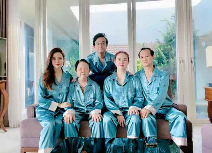 Cụ thể, hot girl 8X có viết: "Gia đình chẳng có gì ngoài yêu thương. Ngày 8/3 chúc Ngoại sinh nhật vui vẻ, cũng xin chúc tất cả phụ nữ luôn được nhiều tình yêu thương và hạnh phúc. Phụ nữ hạnh phúc thì đàn ông cũng sẽ được hạnh phúc phải không nè".