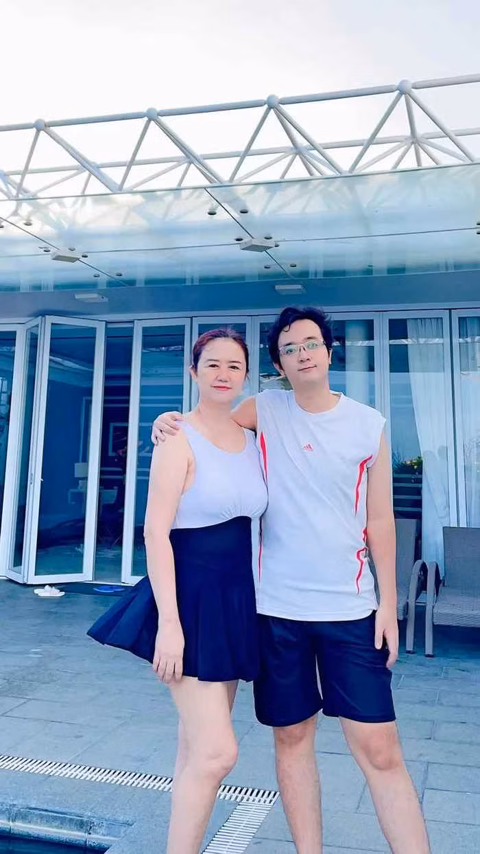 Mẹ Midu và em trai khi chung một khung hình.