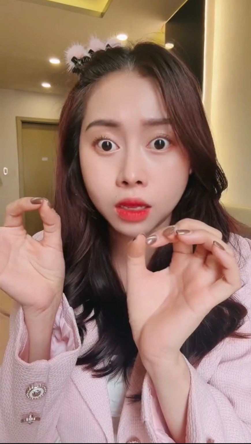 Ở thời điểm hiện tại, Việt Phương Thoa mỗi khi xuất hiện đều thu hút mọi ánh nhìn bởi diện mạo xinh đẹp.