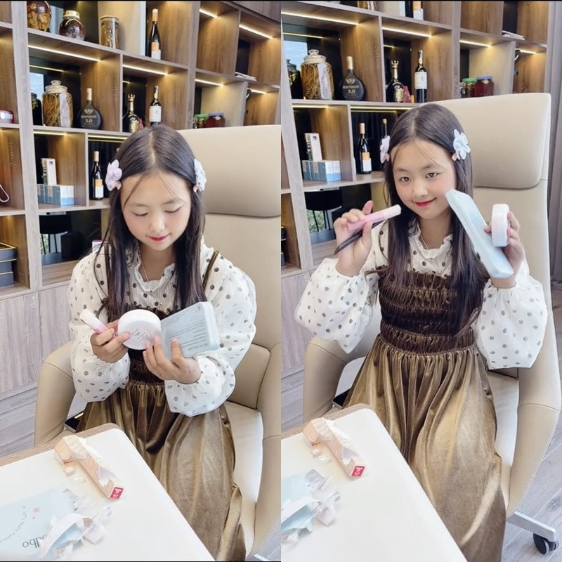 Cụ thể, trong các đoạn clip được đăng tải trên TikTok cá nhân của Dua, có thể thấy cô bé được ở trong một căn nhà rộng lớn và được tự chọn bất kì căn phòng nào yêu thích để làm phòng ngủ.