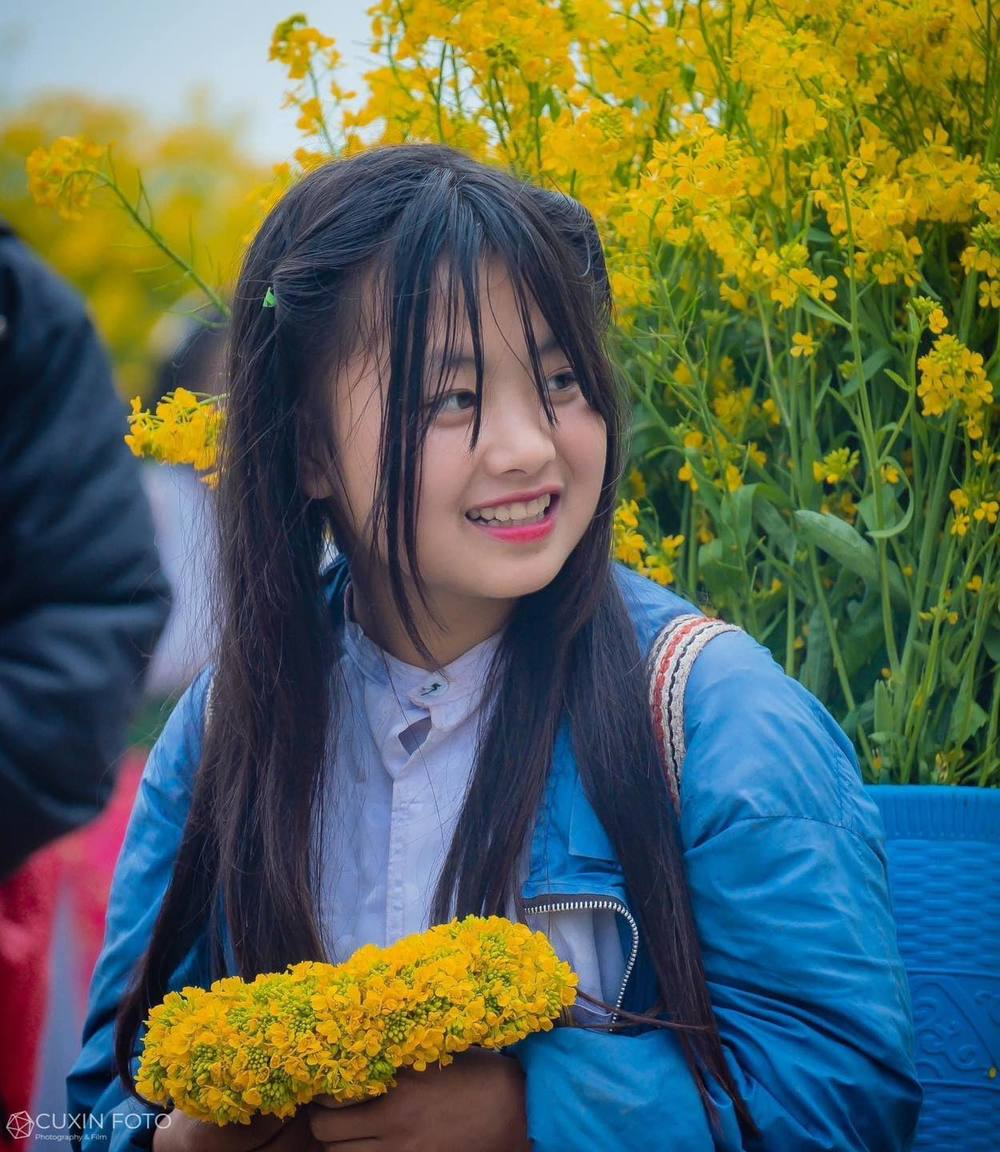 Nhờ công việc làm người mẫu ảnh độc quyền mà cô bé Dua không còn phải vất vả mưu sinh trên đường núi mà đã có những đồng lương đầu tiên phụ giúp kinh tế gia đình.