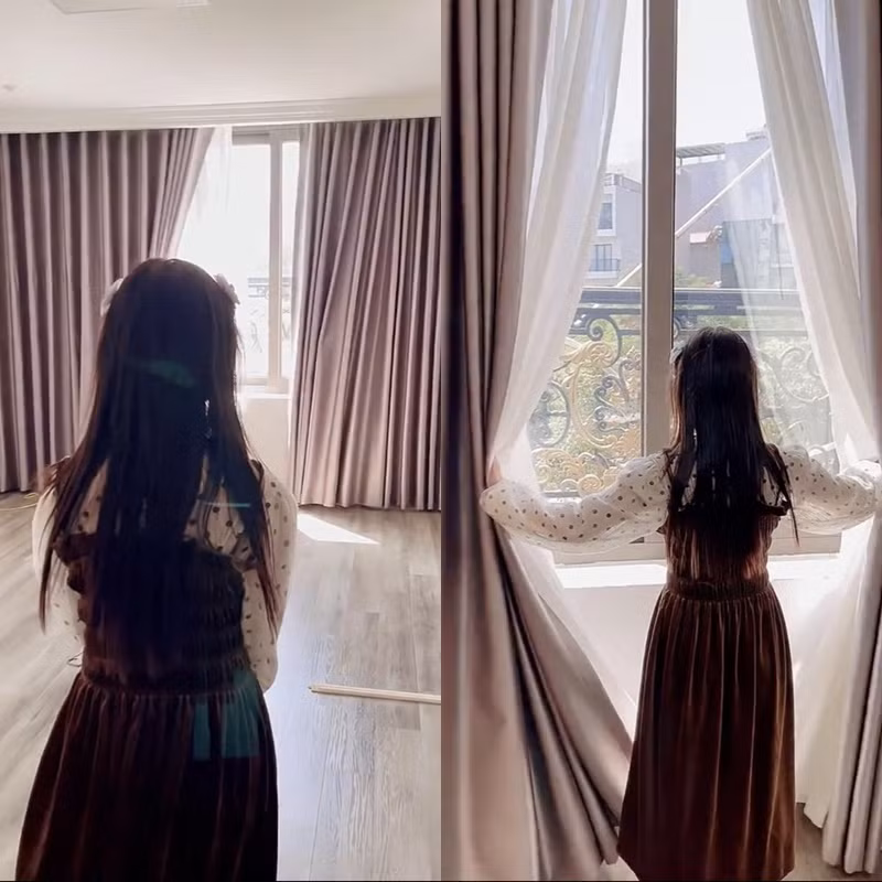 Không những vậy, Phúng Phính Hà Giang còn được mua tặng cho một chiếc iPhone 14 vô cùng giá trị. Cô bé còn rất thích thú khi được tặng không ít đồ trang điểm, quần áo và phụ kiện mới.