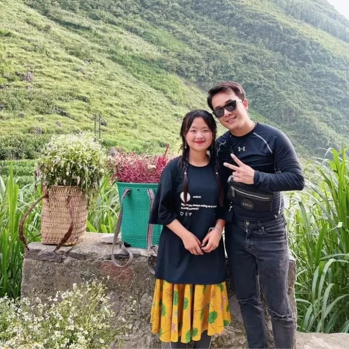 Thời gian sau đó, Dua vẫn ngồi trên dốc Thẩm Mã để kiếm tiền từ việc bán vòng hoa hoặc chụp hình cùng du khách.