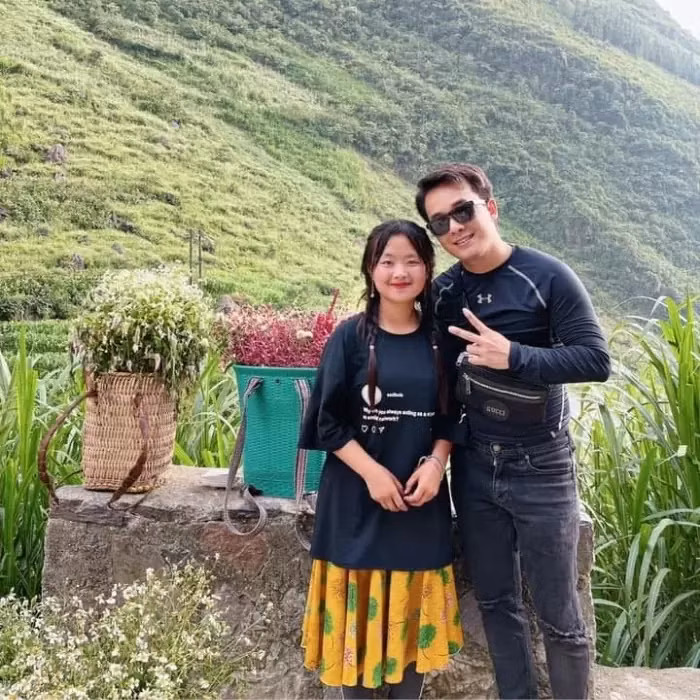 Thời gian sau đó, Dua vẫn ngồi trên dốc Thẩm Mã để kiếm tiền từ việc bán vòng hoa hoặc chụp hình cùng du khách.