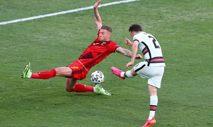 Thor Hazard ghi ban, Bo Dao Nha tro thanh cuu vuong tai EURO