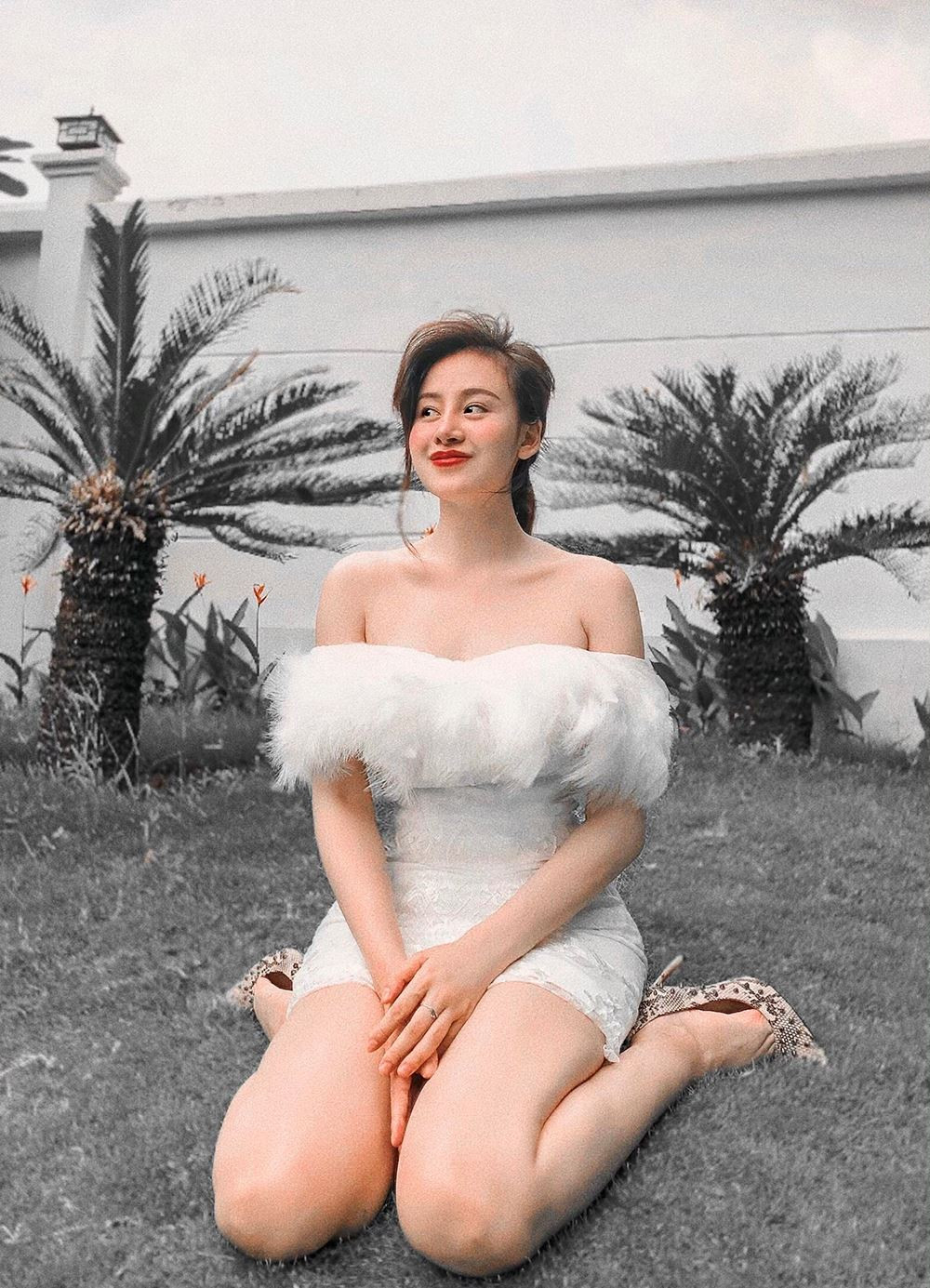 Tuy nhiên, mới đây bà Tưng chia sẻ về chuyện quay lại với showbiz rằng: "Con gái thời nay rất quan trọng việc dáng vóc, nhất dáng, nhì da. Mình rất thích làm đẹp và trau chuốt cho bản thân để trở nên xinh đẹp hơn. Mình đi spa đều đặn để chăm sóc da, chăm chỉ đi mua sắm hơn để mặc đẹp, ăn uống có khoa học hơn để sức khỏe và dáng vóc. Còn việc quay trở lại với thị phi thì xin khẳng định, chắc chắn là không".