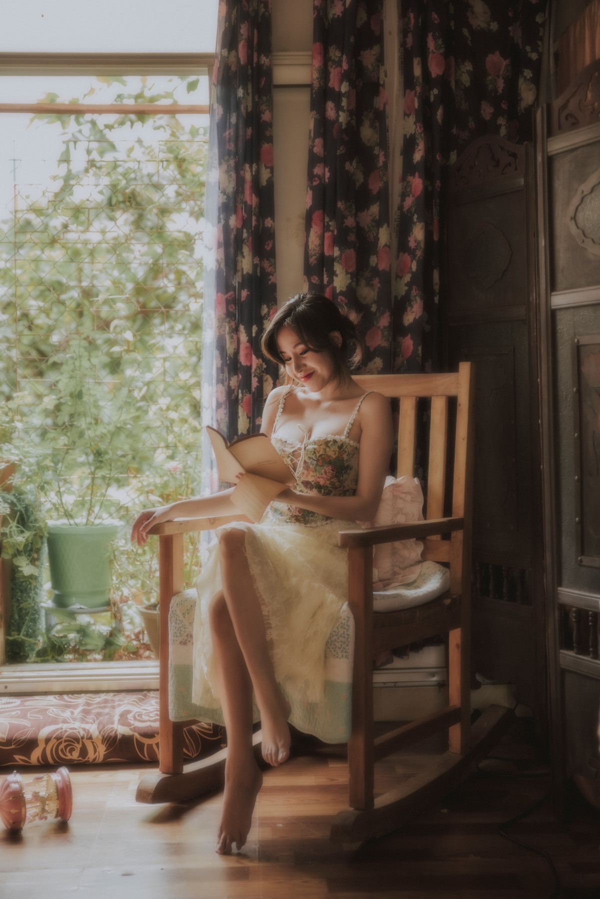 Mình có nguyên tắc là không ăn sau 8h tối, mỗi ngày chỉ ăn từ 1-2 chén cơm. Ngoài những đồ ăn dầu mỡ, mình hạn chế không ăn, còn lại thì khá thoải mái. Mỗi ngày, mình đều lên mạng tìm tòi về những bí quyết làm đẹp của chị em, sau đó chắt lọc cách làm đẹp phù hợp với bản thân. Mình nghĩ mỗi người sẽ có cách làm đẹp riêng đáng để học hỏi". Huyền Anh cho biết thêm.