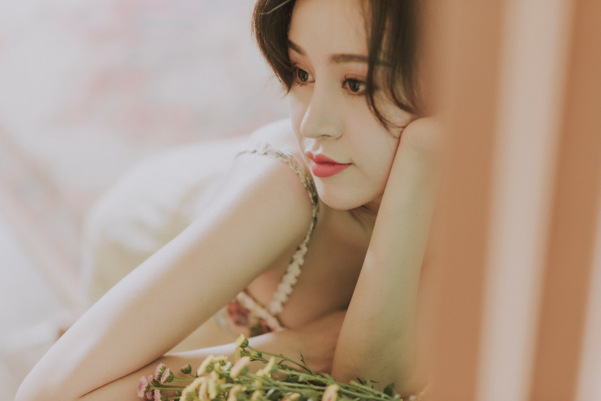 Nói về việc tự tập luyện ở nhà, Huyền Anh chia sẻ: "Mỗi ngày mình đều đi bộ 1-2 tiếng, sau đó nếu không mệt thì mình sẽ tập luyện thêm với giây thun, squat. Mình thường lên YouTube học theo các huấn luyện viên...