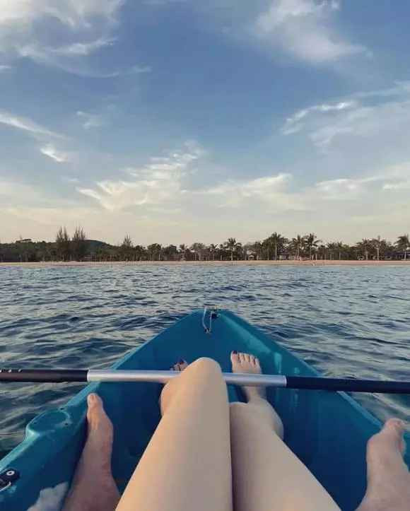 "Ôm… phải lao ra đảo. Cảnh đẹp, thời tiết chiều lòng người. Thế này thì dựng paddle trôi đi đâu cũng được", bạn gái thiếu gia Phillip Nguyễn viết.