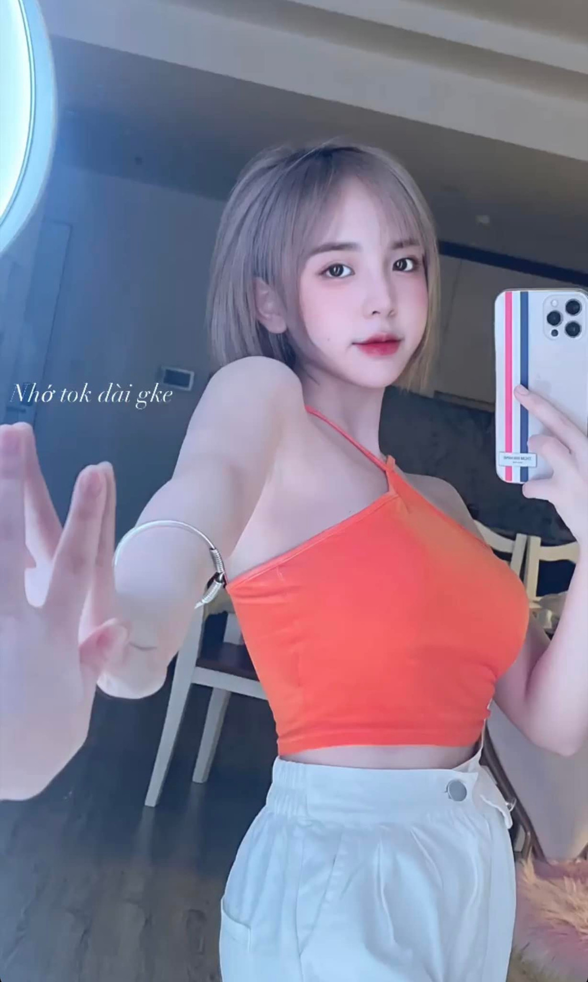 Hình ản mới của hot girl Sơn La được đón nhận nhiệt tình. Trên Facebook cá nhân, Huyền Châu nhận được nhiều lời khen ngợi của mọi người.