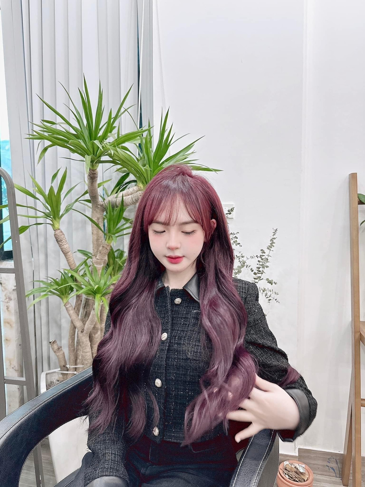 "Hot girl tiểu học" thường xuyên xuất hiện trong những bộ váy áo bó sát, cắt xẻ khoe đường cong cơ thể.