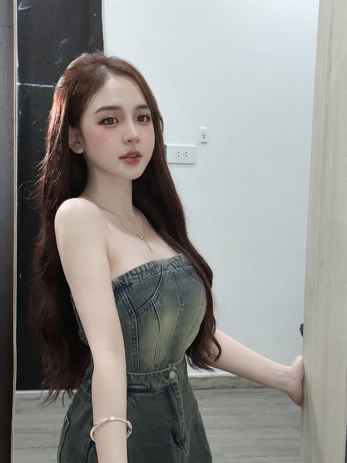 Huyền Châu thời cắp sách đến trường sở hữu gương mặt bầu bĩnh, đôi má lúm đồng tiền duyên dáng. Cô nàng của hiện tại "lột xác" hoàn toàn cả về diện mạo lẫn phong cách.