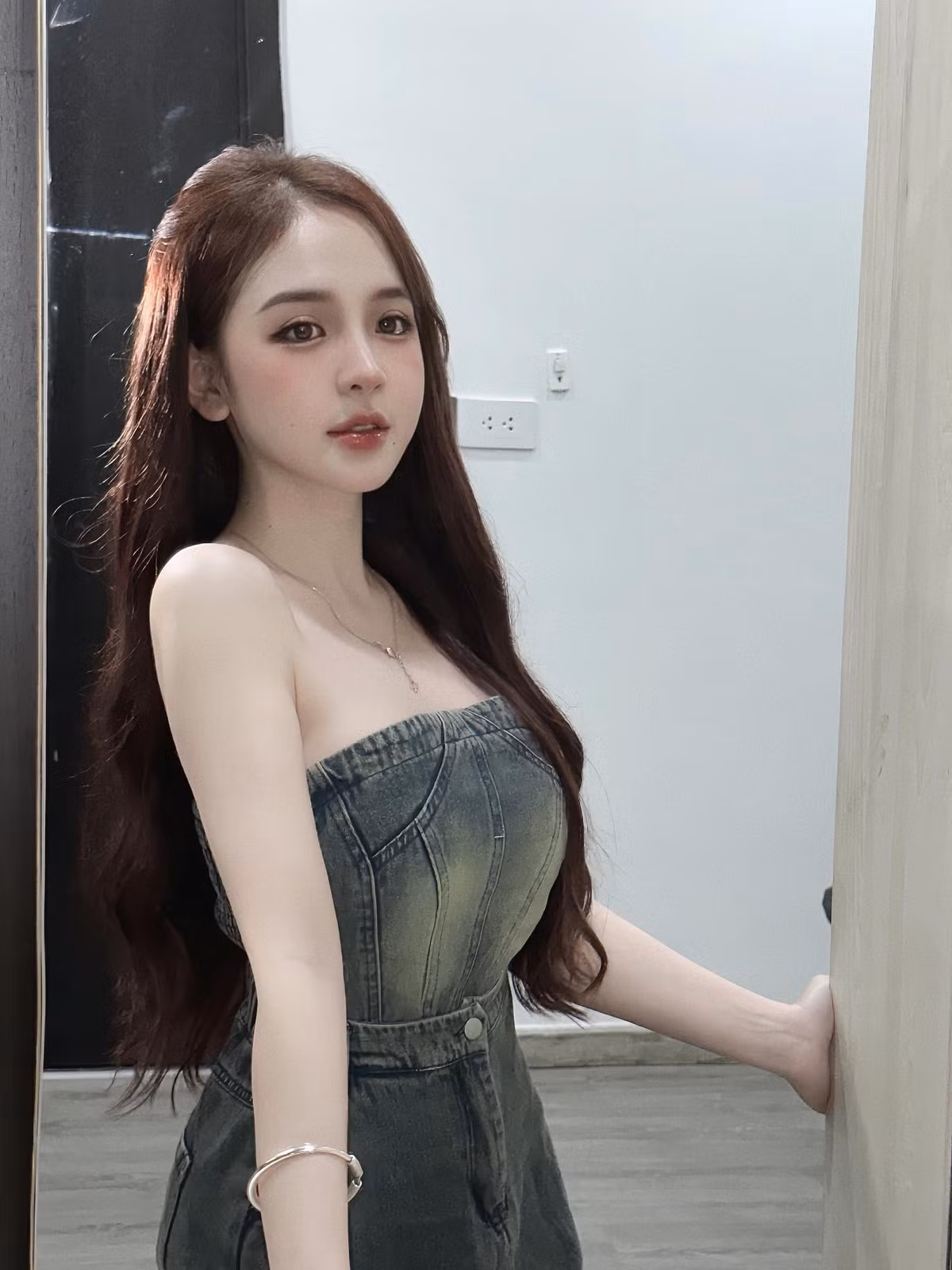 Huyền Châu thời cắp sách đến trường sở hữu gương mặt bầu bĩnh, đôi má lúm đồng tiền duyên dáng. Cô nàng của hiện tại "lột xác" hoàn toàn cả về diện mạo lẫn phong cách.