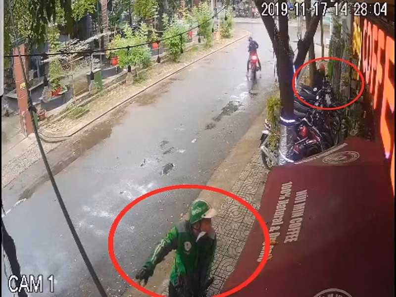 Ngay khi được chia sẻ, đoạn clip khiến nhiều người bức xúc về sự táo tợn và tinh vi của những thanh niên khỏe mạnh dàn cảnh cướp giật tài sản của người dân.