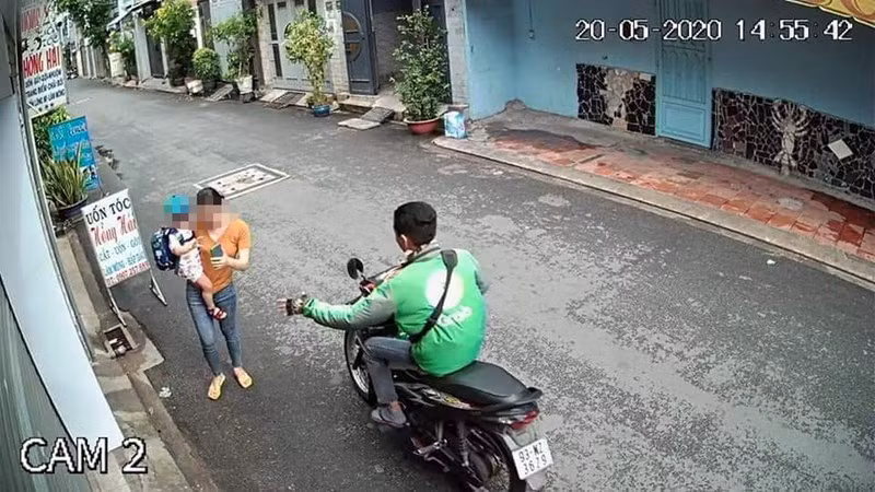 Chứng kiến quá nhiều vụ việc dàn cảnh cướp giật trên đường, nhiều netizen đưa ra lời khuyên với mọi người rằng đừng tự biến mình thành nạn nhân. Dừng ngay việc "dán mắt" vào chiếc smartphone bởi chính việc này trở thành mục tiêu chú ý của những tên cướp.