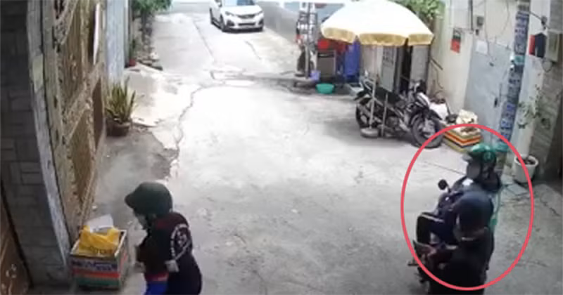 Mới đây, thành viên mạng chia sẻ đoạn clip ghi lại cảnh người phụ nữ bị 2 tên cướp dàn cảnh giật điện thoại ngay trước cửa nhà.