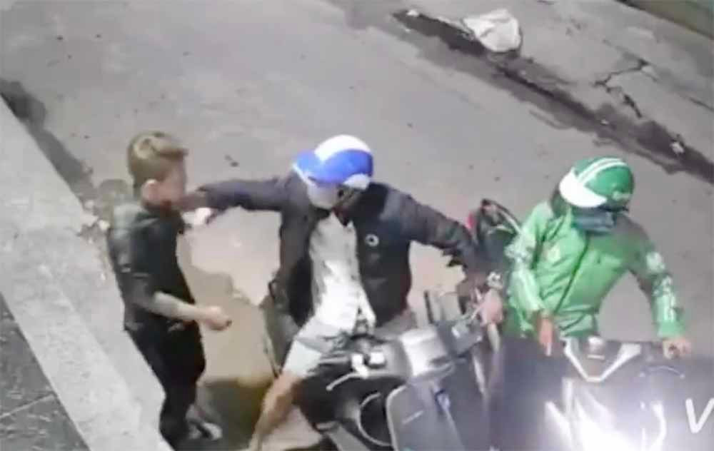 Cách đây chưa lâu, khi anh LMT (23 tuổi, ngụ quận Bình Tân) đang cầm điện thoại để bấm thì có một nam thanh niên mặc áo xe ôm công nghệ chở theo một thanh niên chạy tới.
